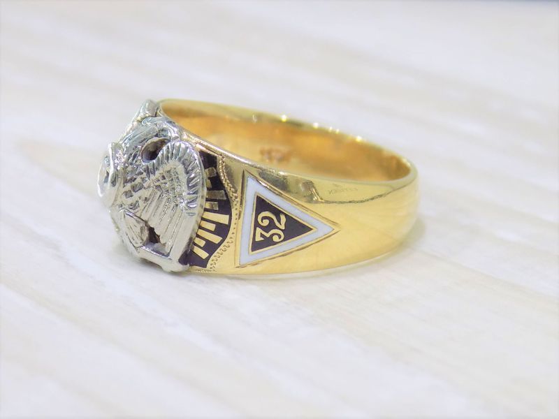 Gold ring with an eagle emblem