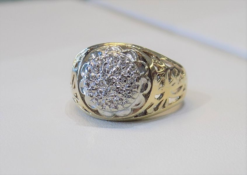 Gold ring with a cluster of diamonds and ornate