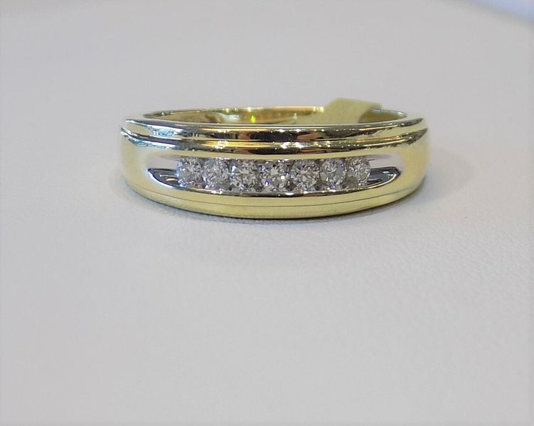 Gold ring with a row of small diamonds