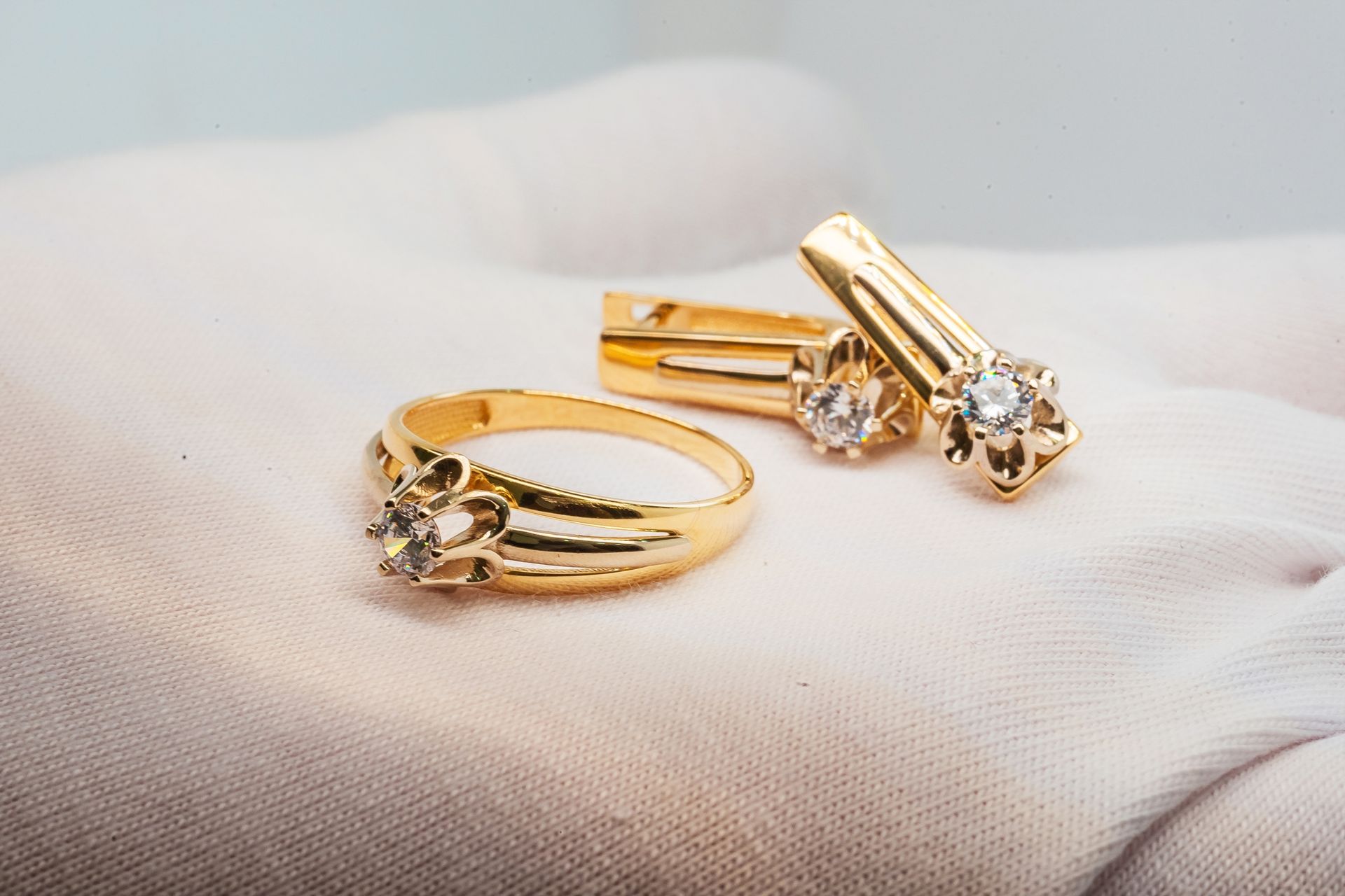 Gold ring and earrings set with a diamond-like stone