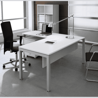 studio medico con scrivania bianca e sedia nera