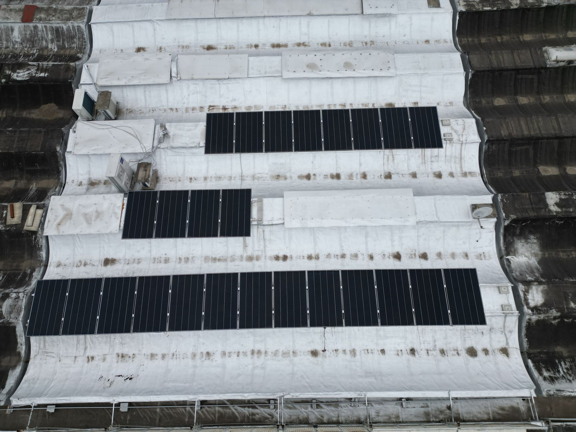 Pannelli solari installati su un tetto piano bianco.