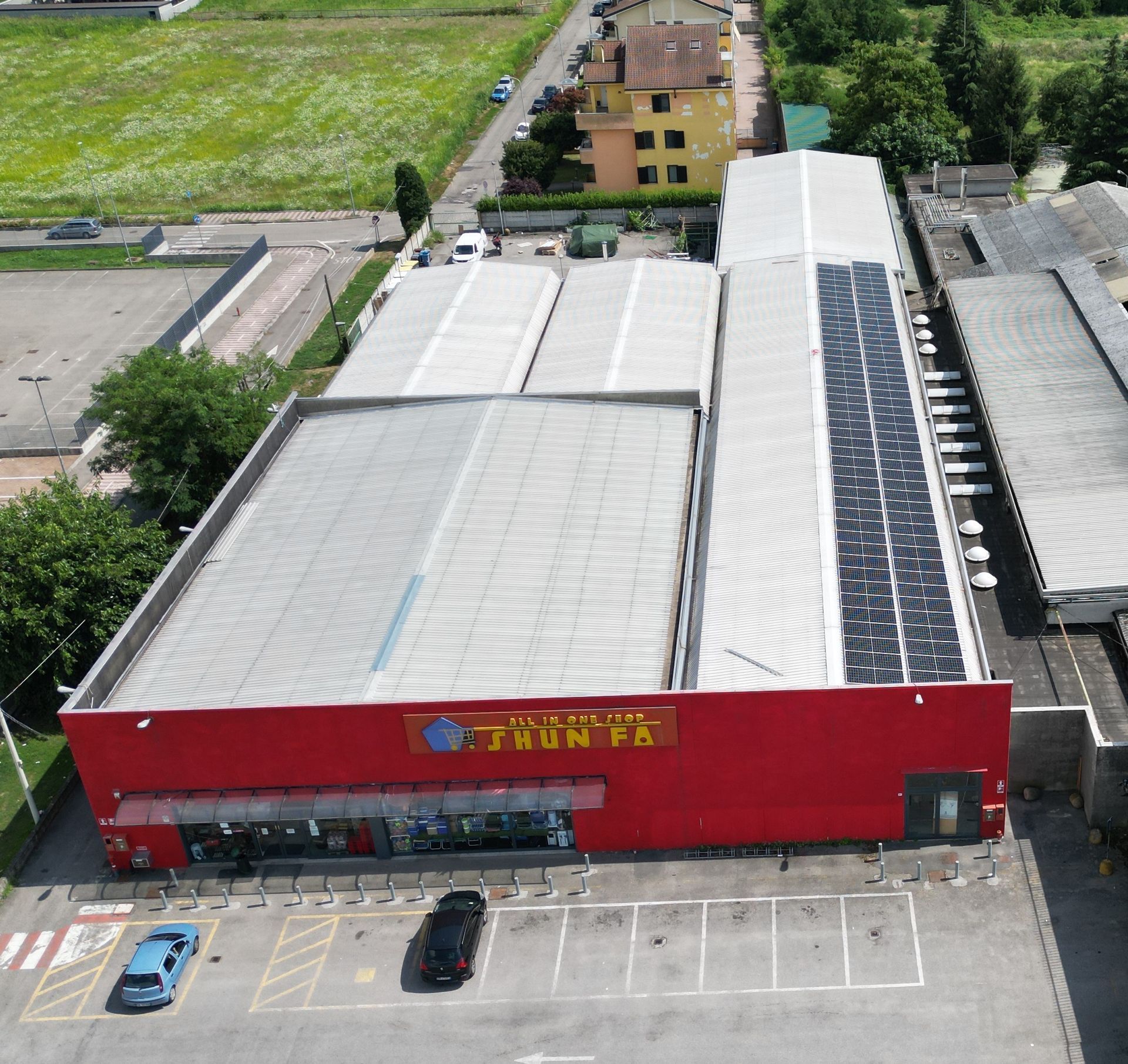 Vista aerea di un edificio rosso con l'insegna 