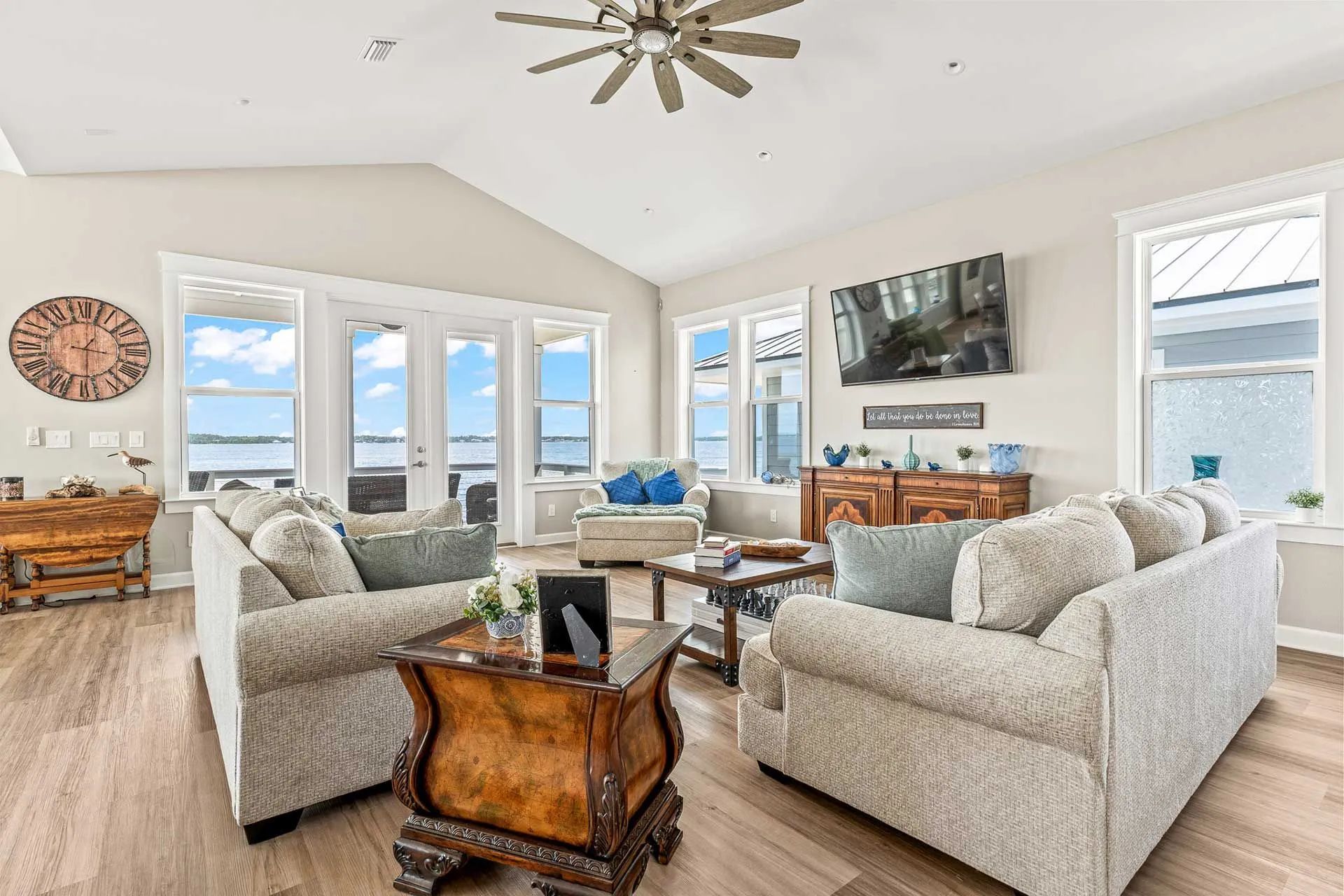 A living room filled with furniture and a ceiling fan.