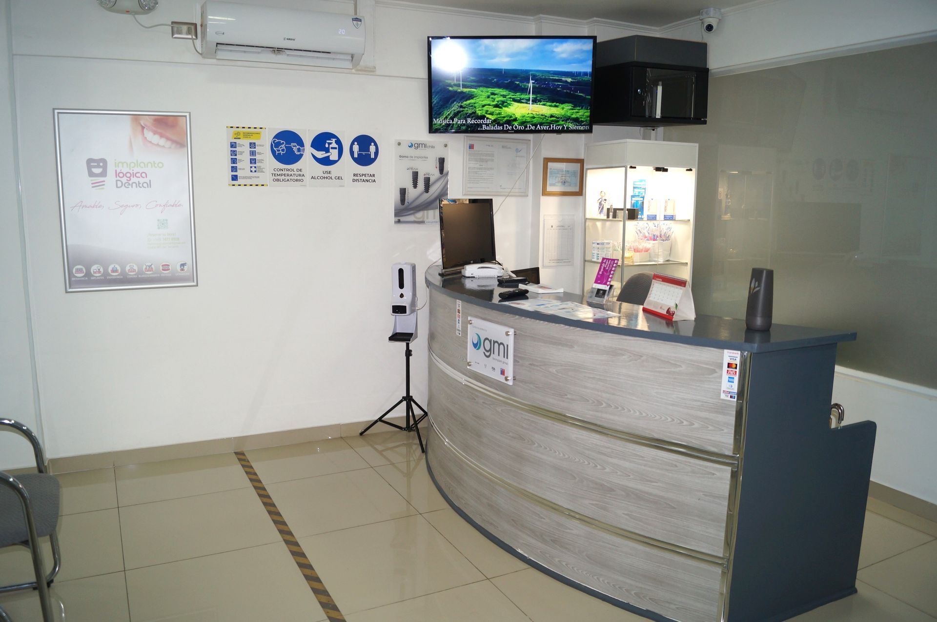 Un mostrador de recepción en una habitación con un televisor en la pared.