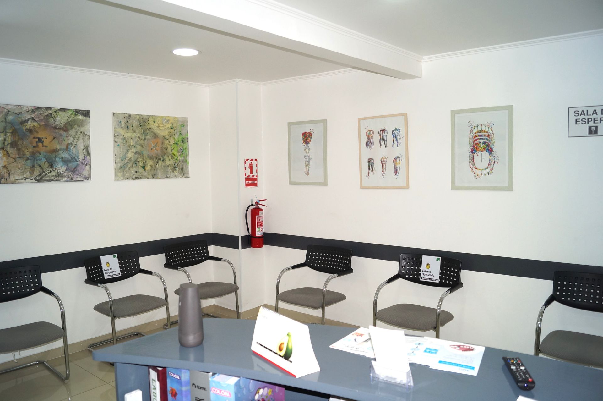 Una sala de espera con un extintor en la pared.