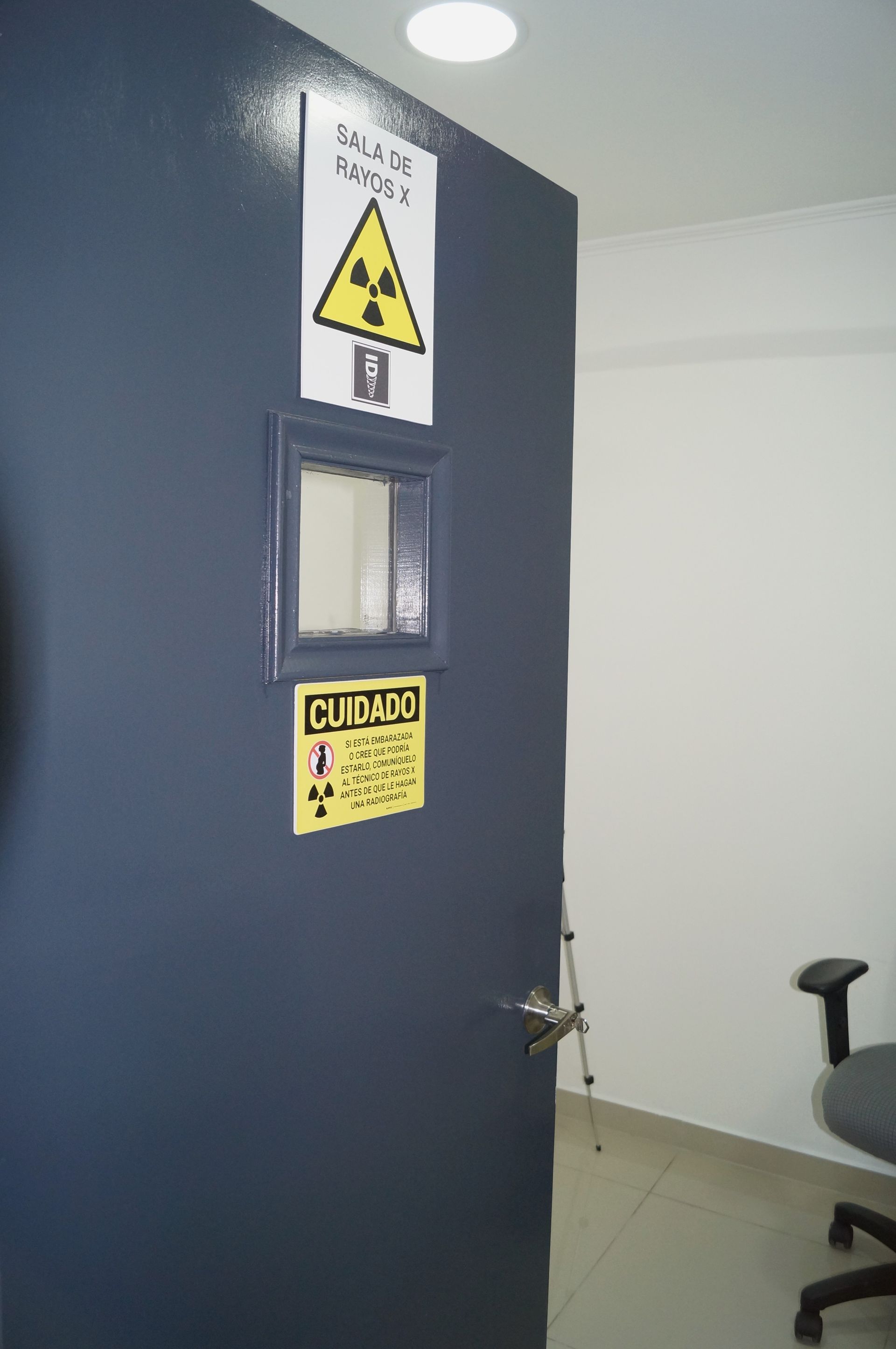 Una puerta con un cartel que dice 