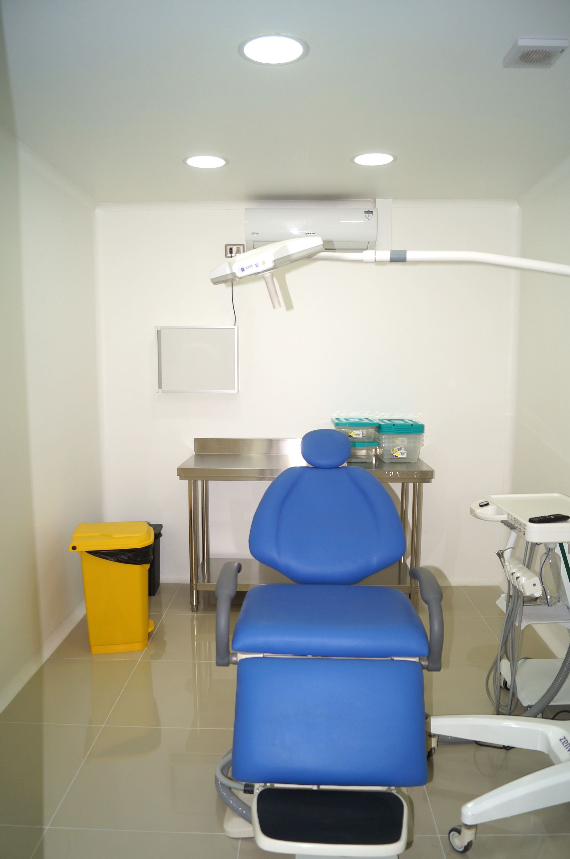 Una puerta con un cartel que dice pabellón cirugía menor