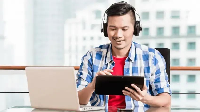 An image of a Virtual Assistant Answering Phone