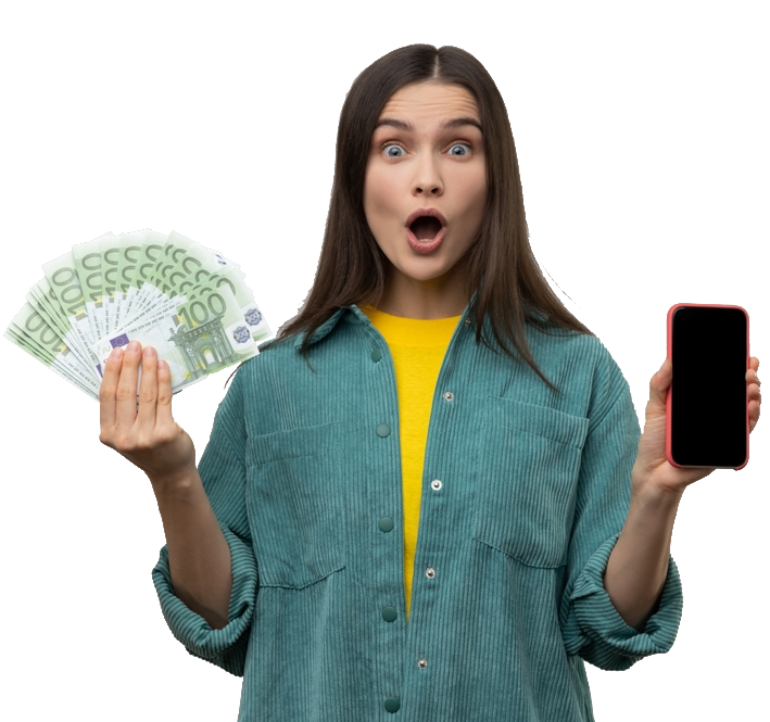 Una donna tiene in mano un ventaglio di soldi e un telefono cellulare.