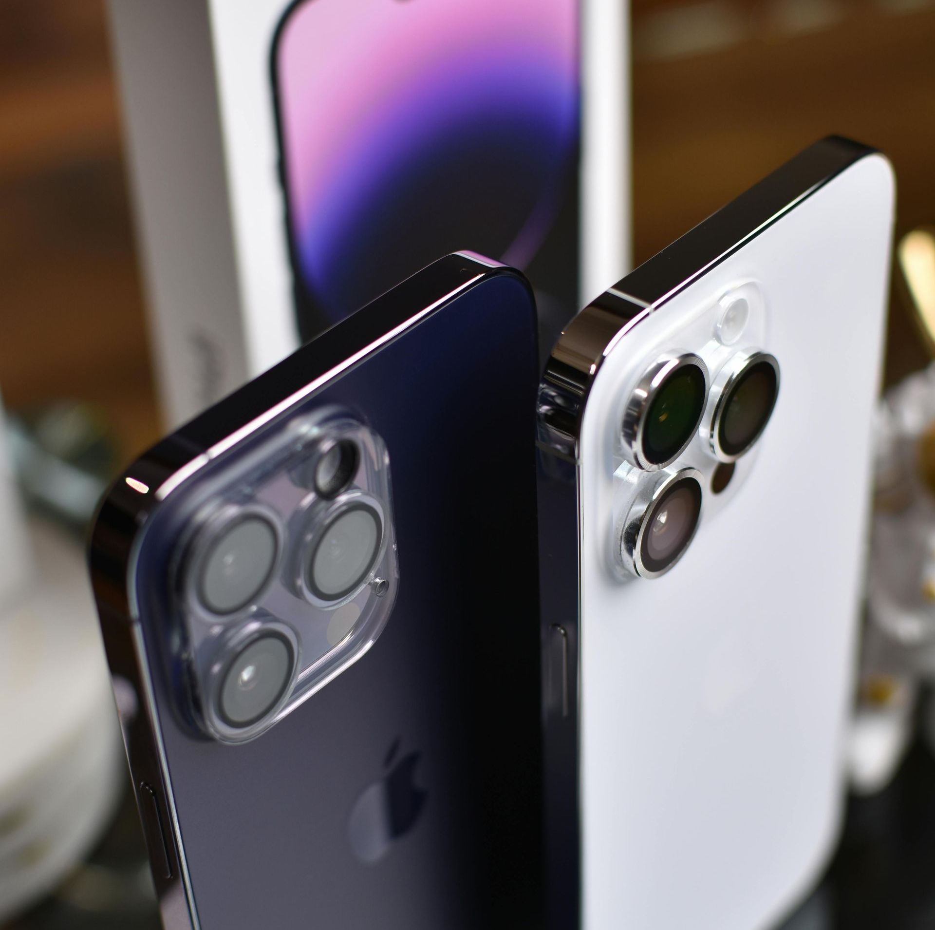 Un iPhone bianco e nero accanto a una scatola