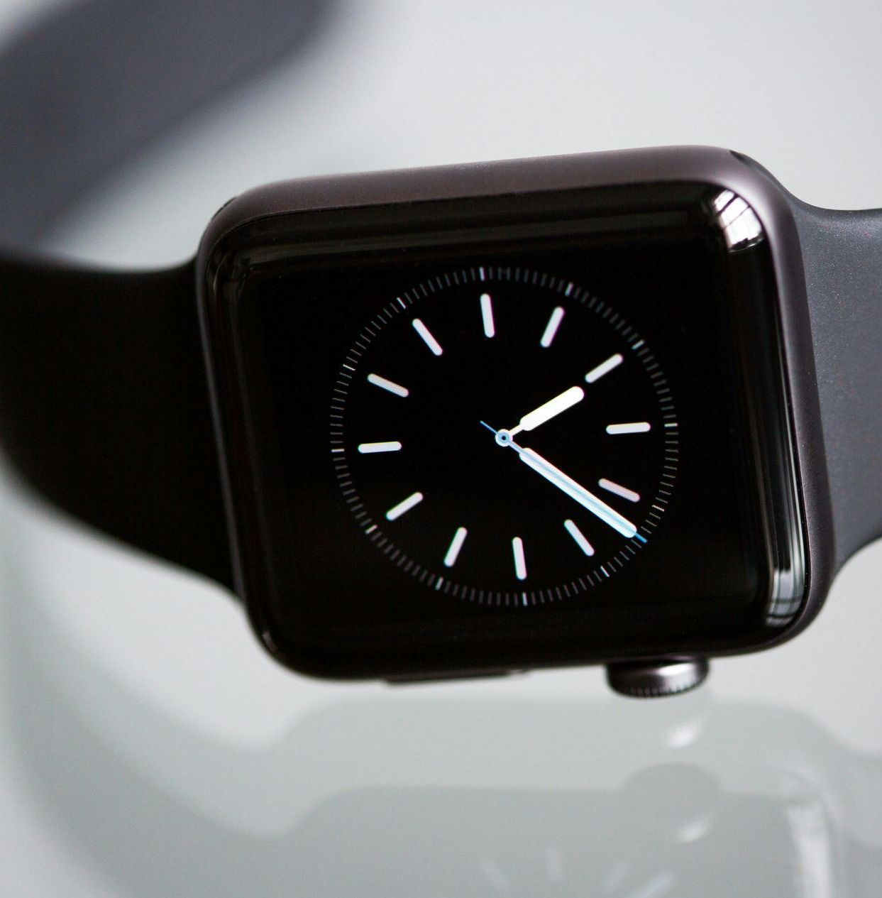 Un primo piano di un Apple Watch che mostra l'ora 10:10