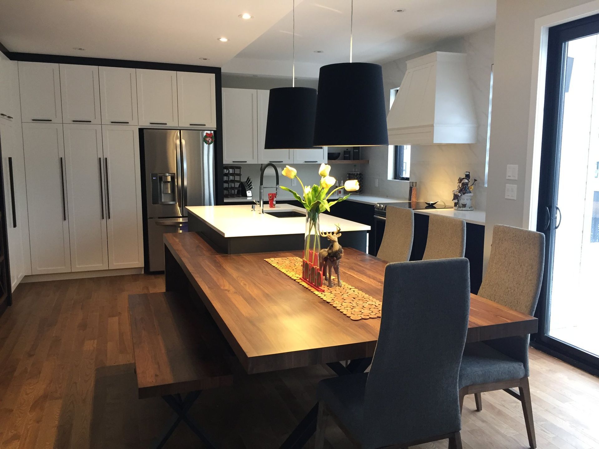 Une cuisine avec une grande table et des chaises en bois