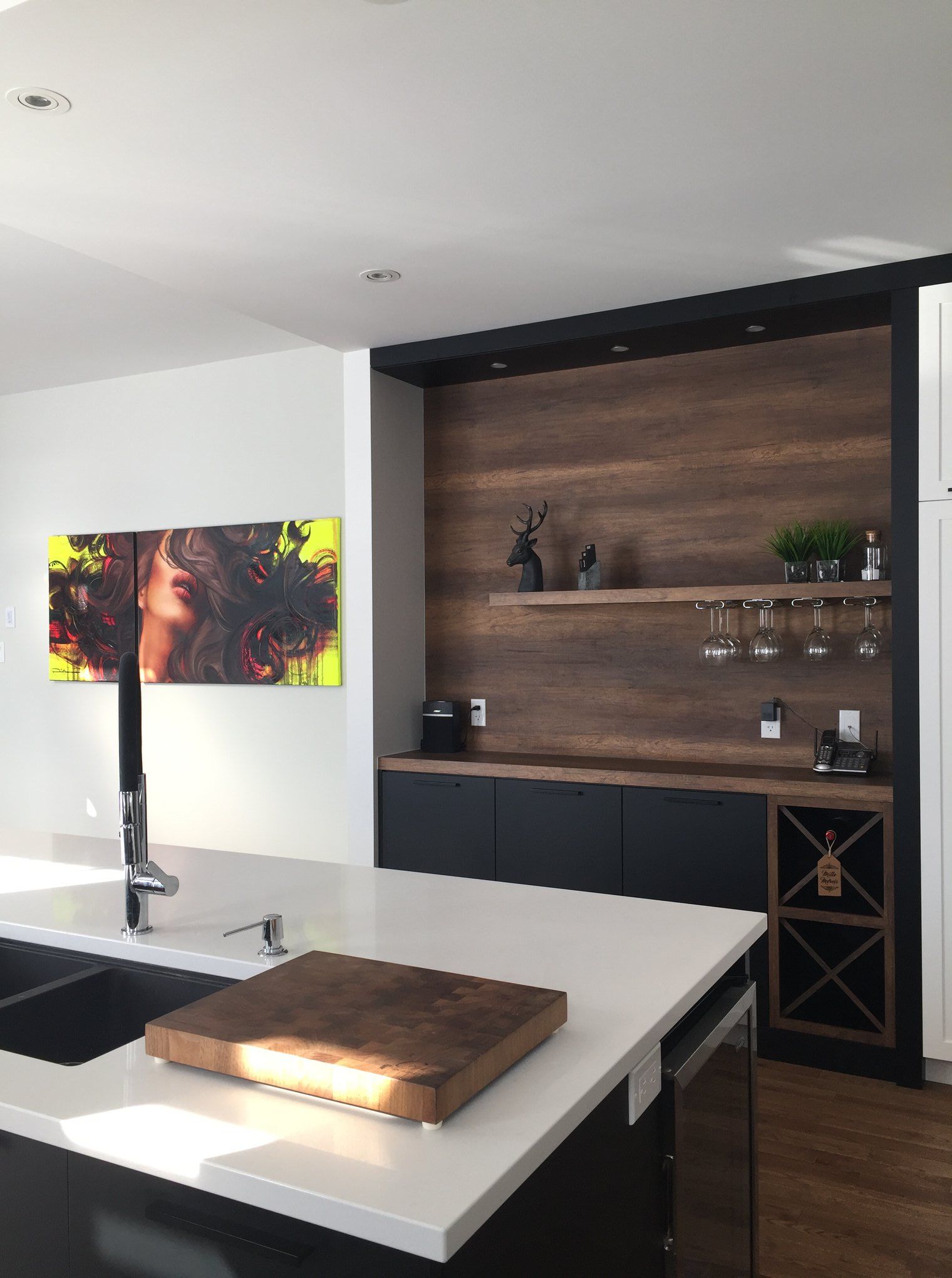 Une cuisine avec une planche à découper en bois sur le comptoir