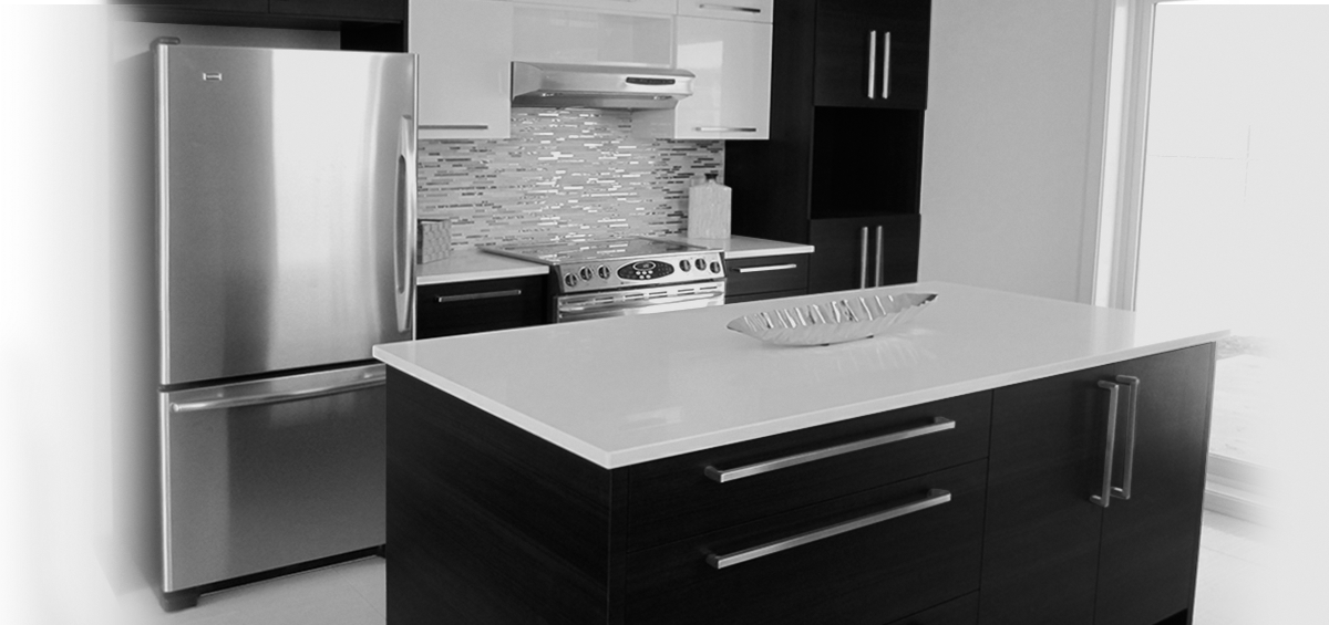 Une photo en noir et blanc d'une cuisine avec des appareils électroménagers en acier inoxydable.