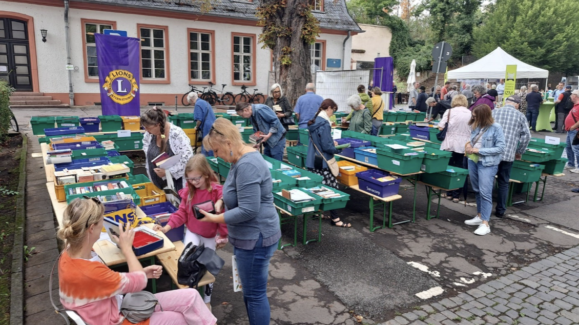 Bücherverkauf auf dem Zitadellenfest in Mainz