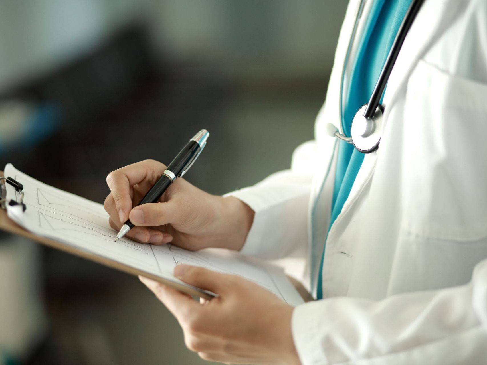 Un medico sta scrivendo su una lavagna con una penna