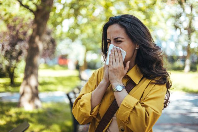 Una persona si sottopone a un test allergico sul braccio.