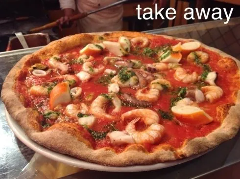 Pizza con frutti di mare