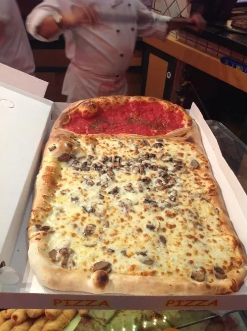 Pizza da asporto bianca e rossa
