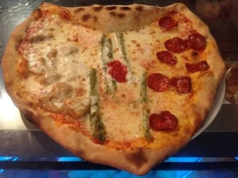 Pizza con asparagi e salame piccante