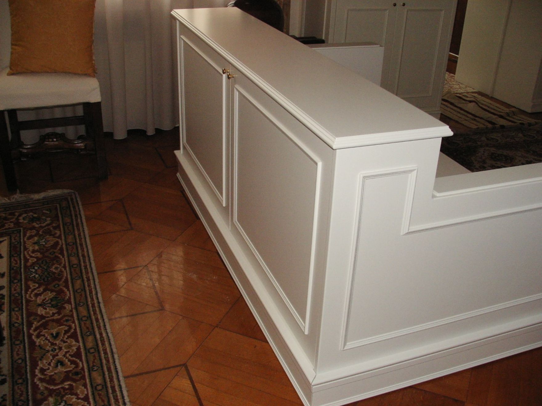 mobile in legno bianco