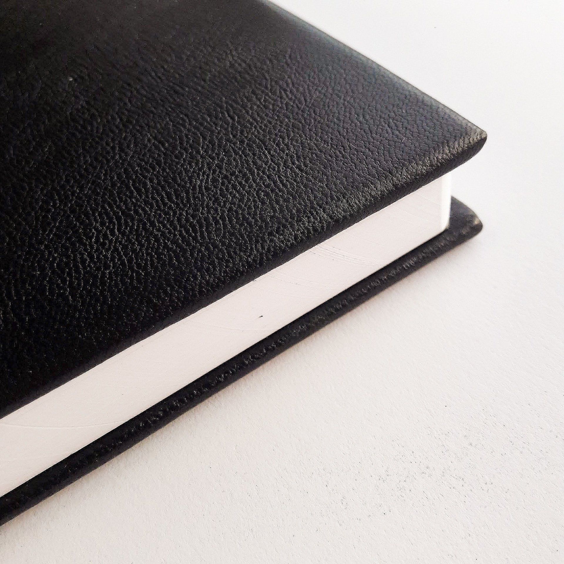 Custom hand bound books with vintage style & sustainability.