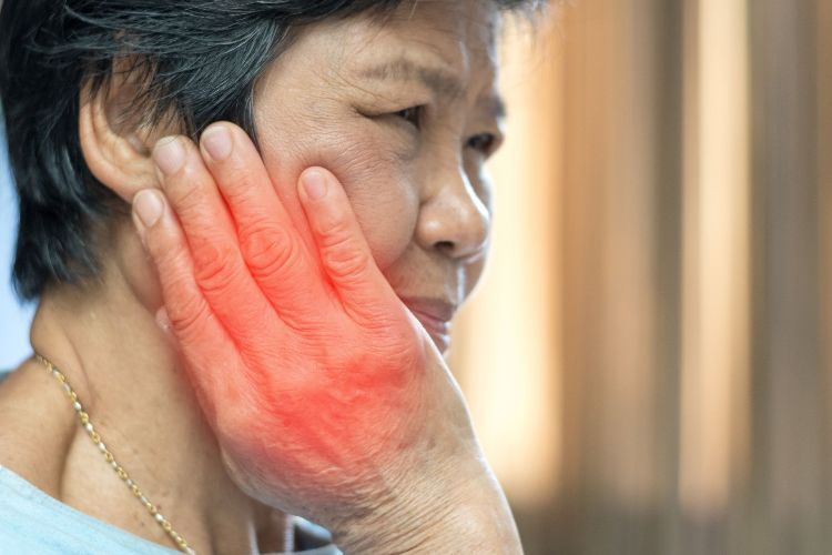 Woman with jaw pain