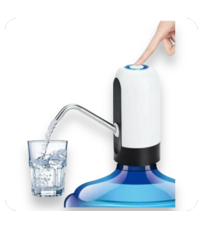 Se vierte una botella de agua en un vaso