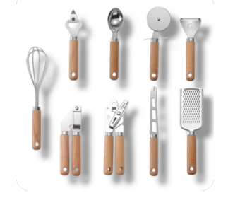 Un montón de utensilios de cocina con mangos de madera sobre una mesa.