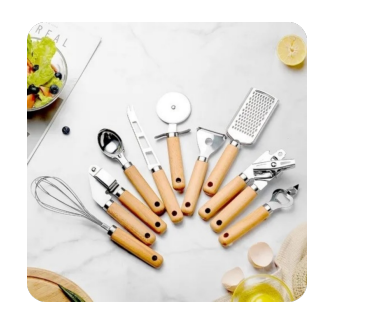 Un montón de utensilios de cocina con mangos de madera sobre una mesa.
