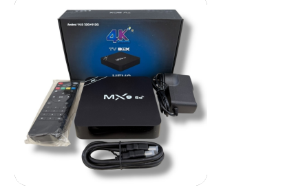 Un decodificador de TV 4k con control remoto y cargador.