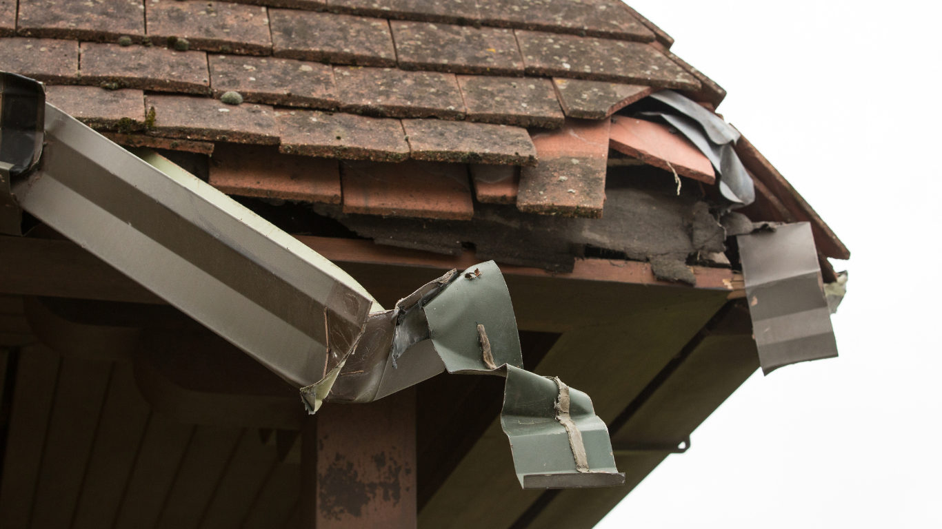 A roof with a gutter that has been damaged