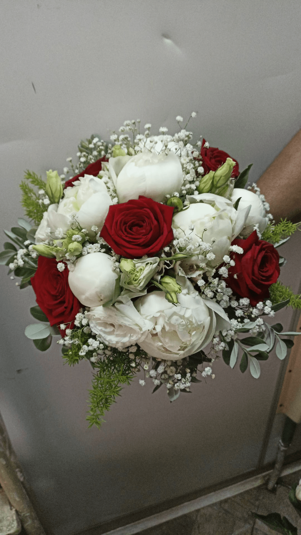 Bouquet con rose e peonie