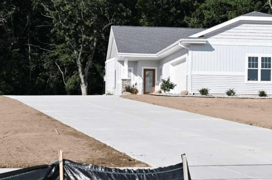 concrete contractor pours driveway cement slabs in fairfield, OH