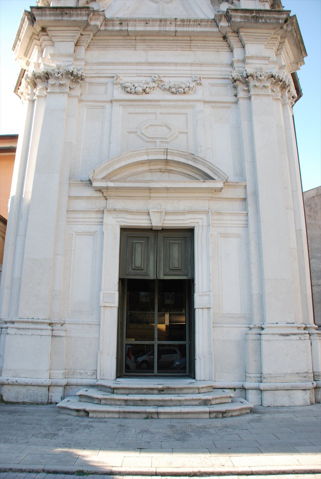 chiesa con portone in ferro