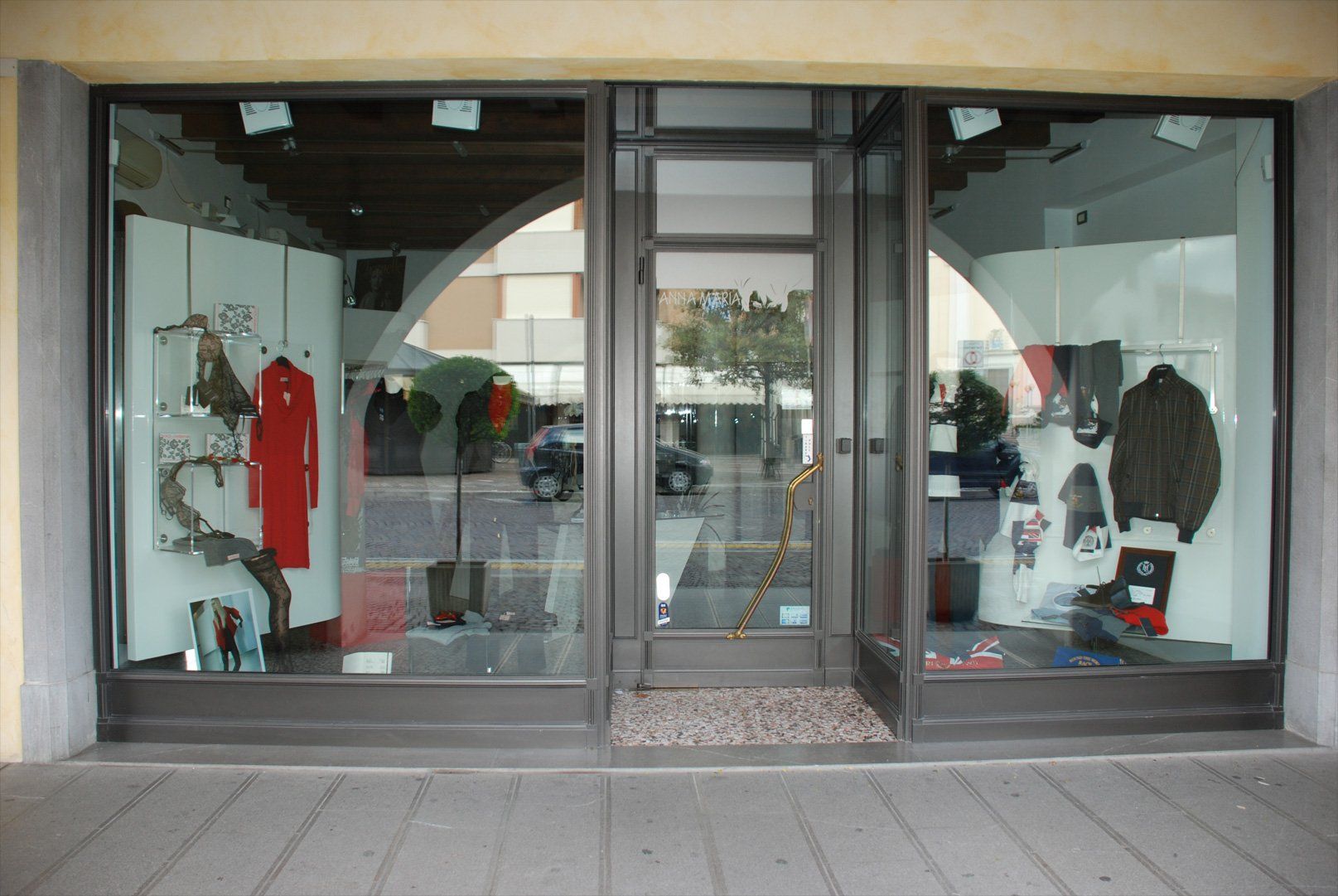 ingresso negozio con serramento