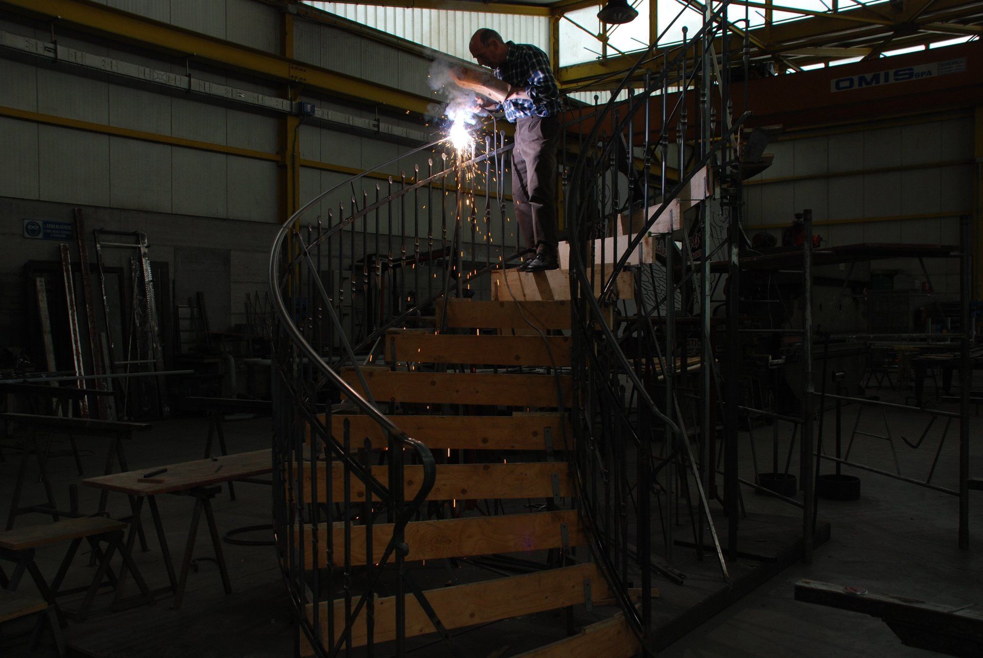 un operaio durante l'installazione di un corrimano in ferro