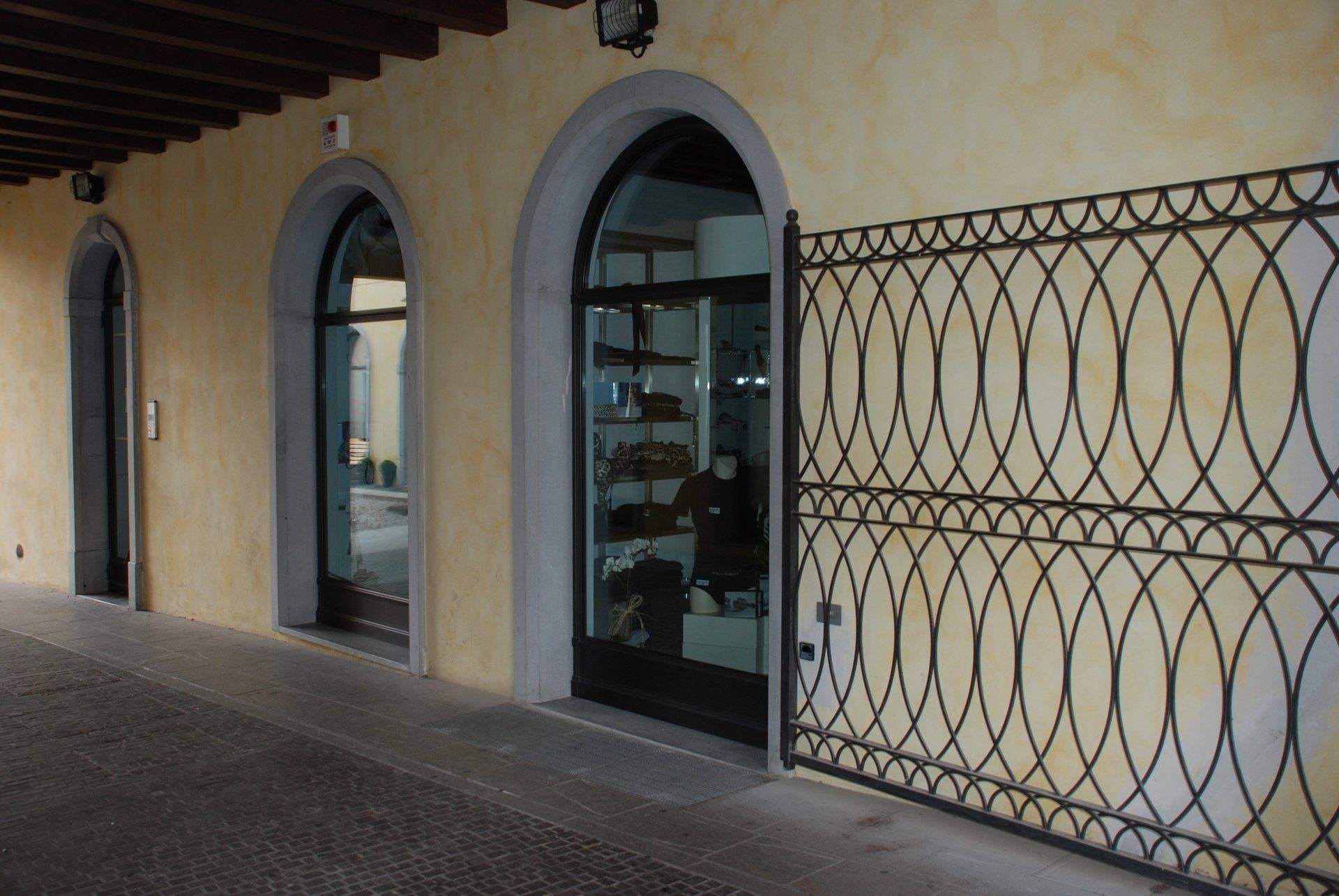 vetrate di un negozio sotto un porticato