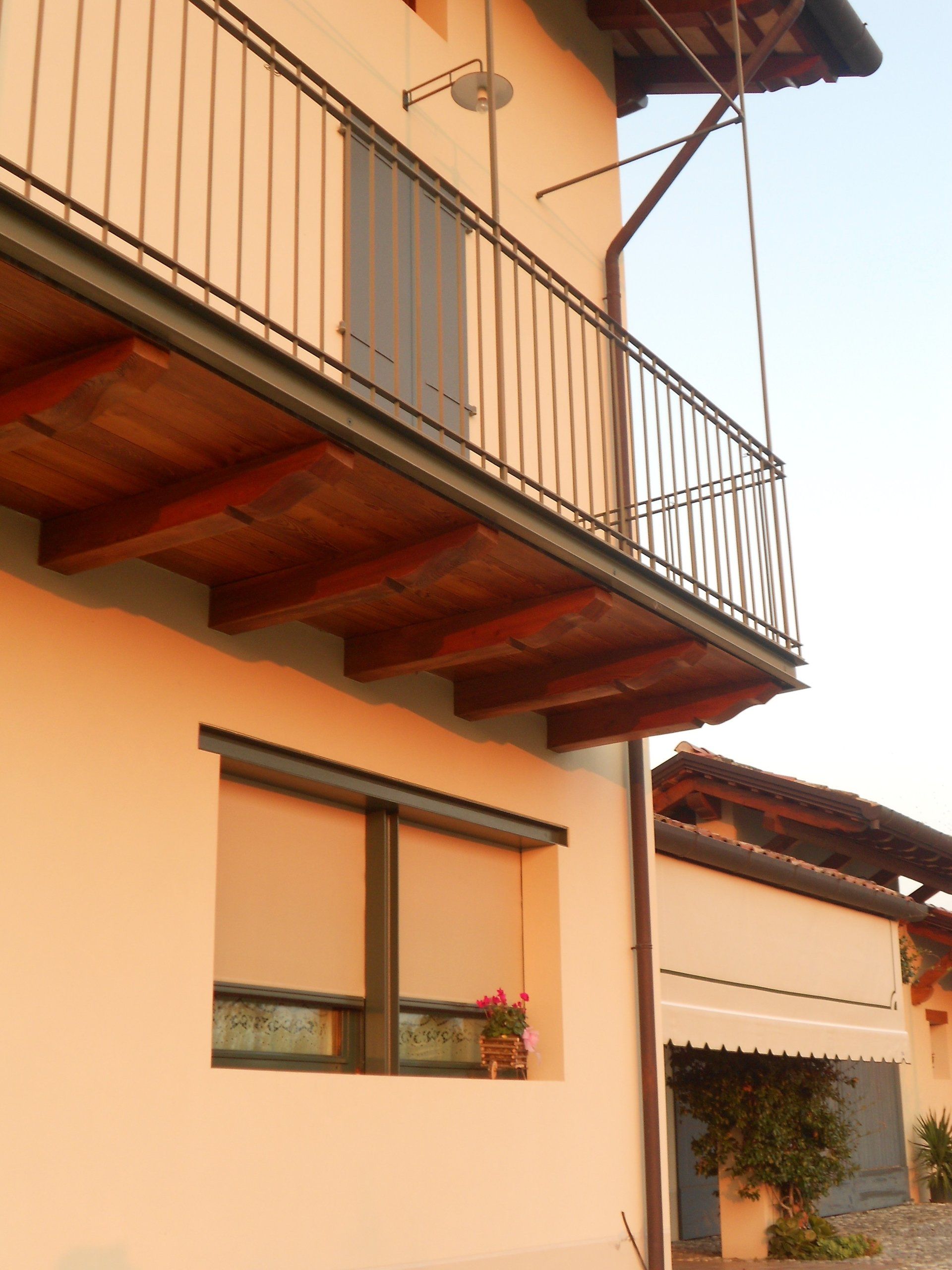 balcone con recinzione in alluminio