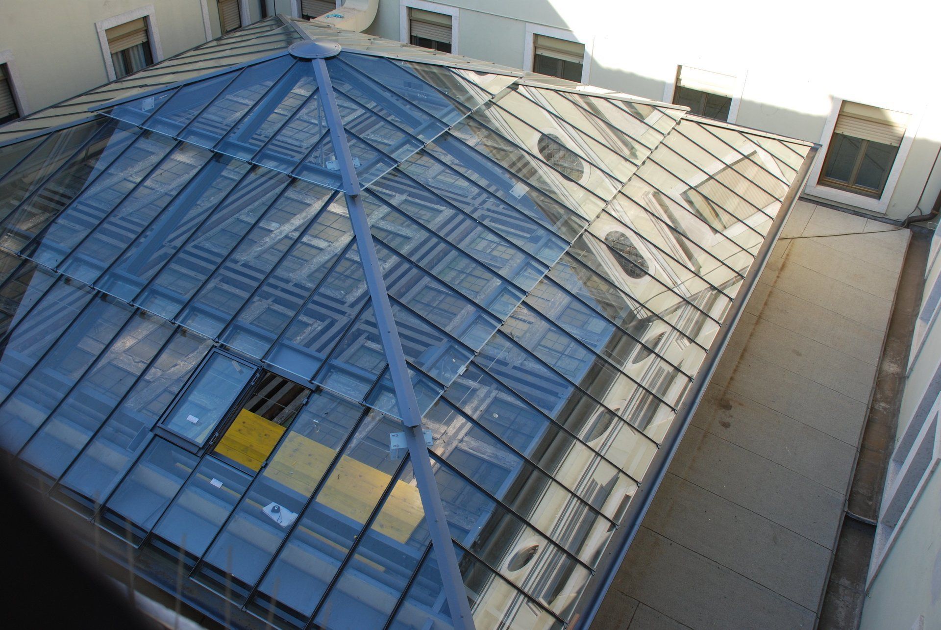 struttura in vetro e ferro