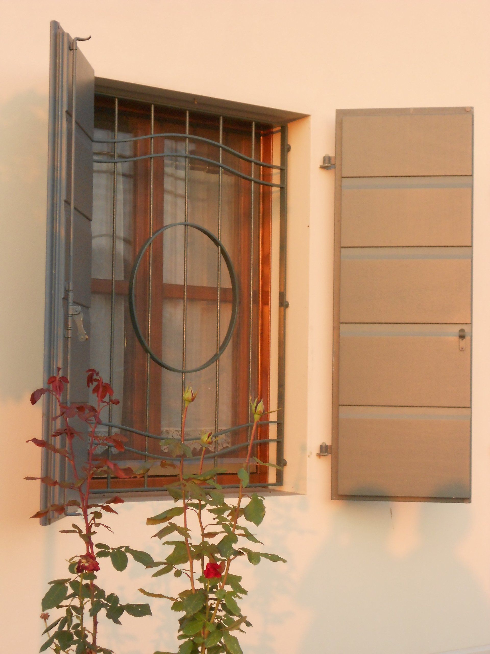 finestra con inferriate con persiane