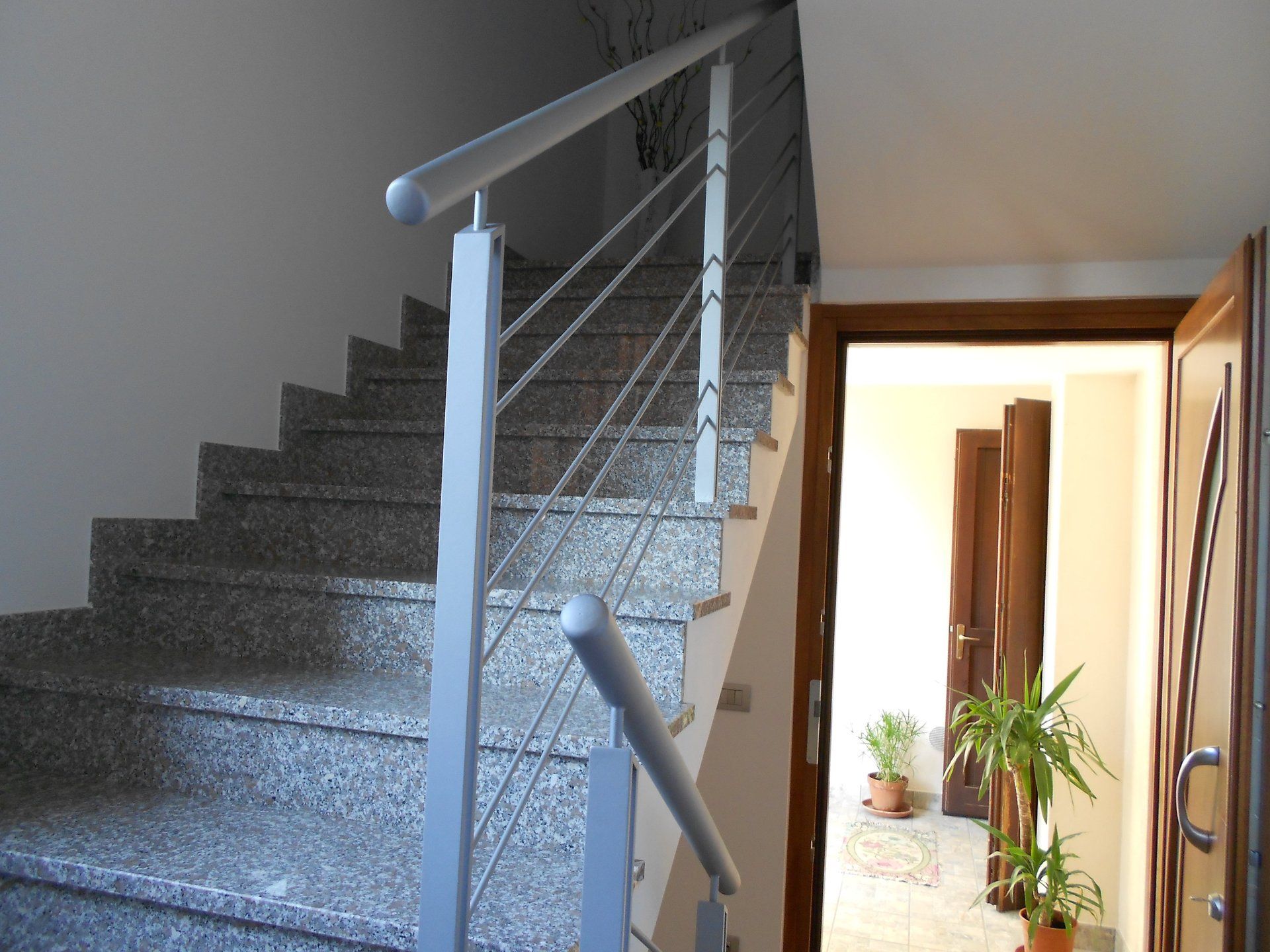 corrimano in acciaio di alcune scalinate di un condominio