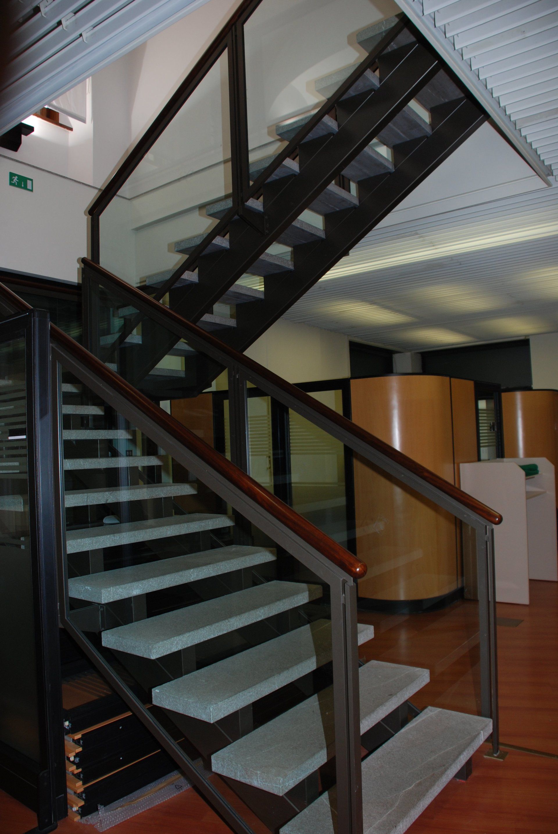 scale in ferro con struttura corrimano in vetro