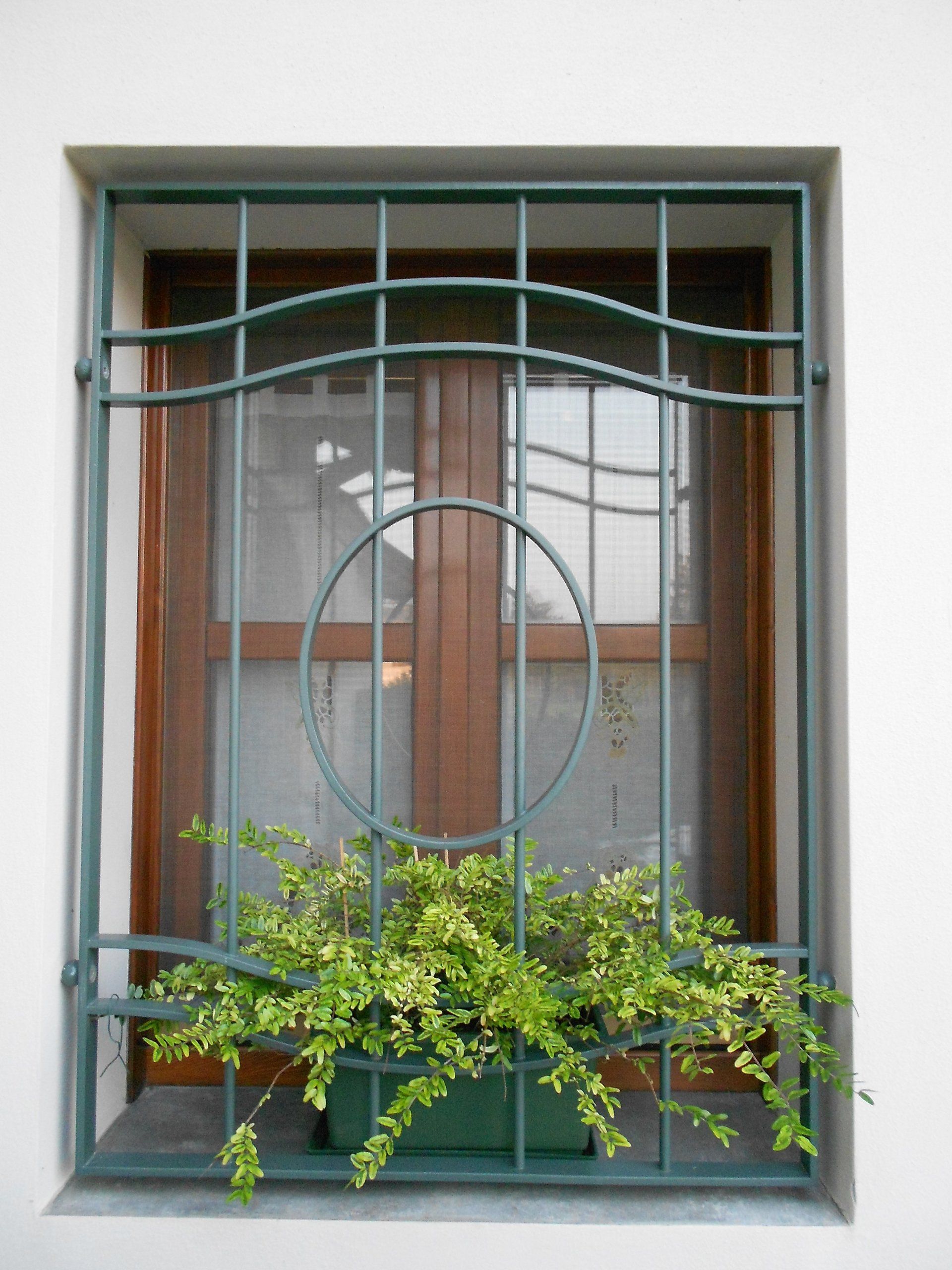 finestra con inferriate