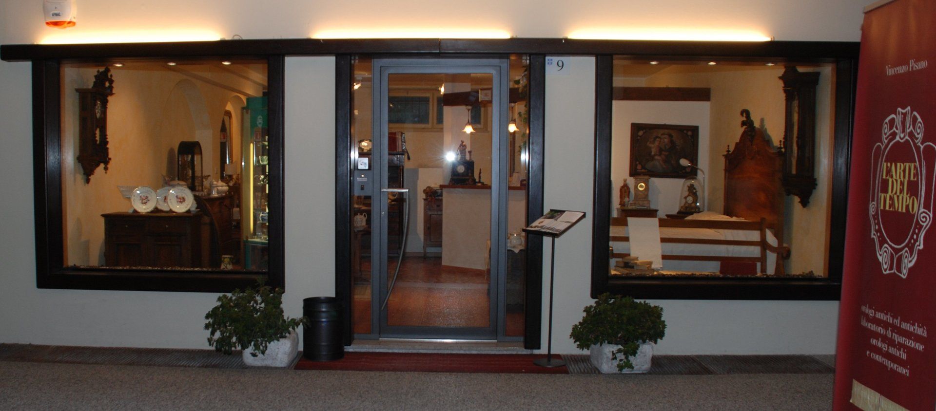 tre vetrate con rinforzi in ferro