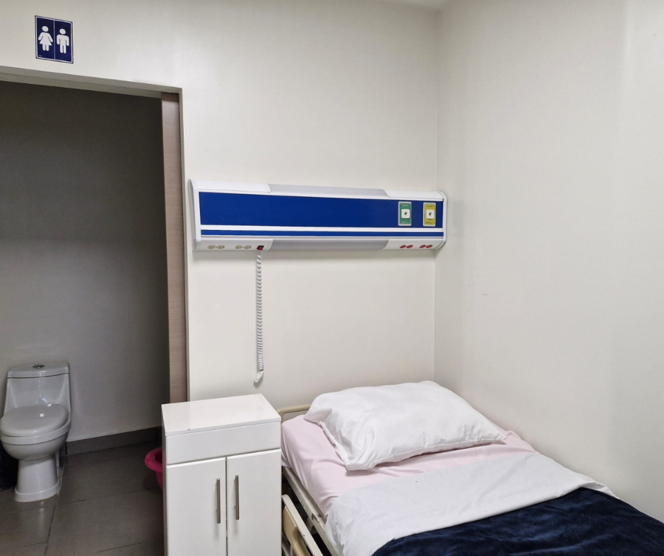 Habitación de hospital: cama, armario, inodoro y unidad médica superior; combinación de colores azul y blanco.