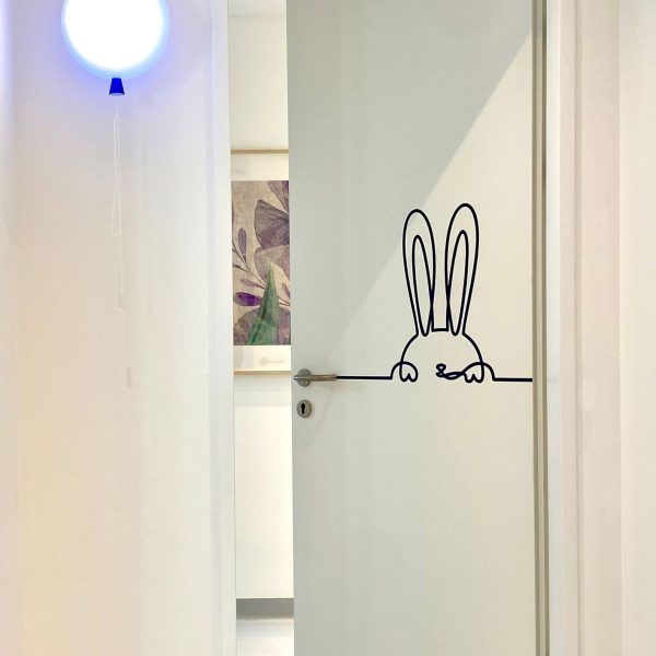 eine weiße Tür mit einem Kaninchen darauf