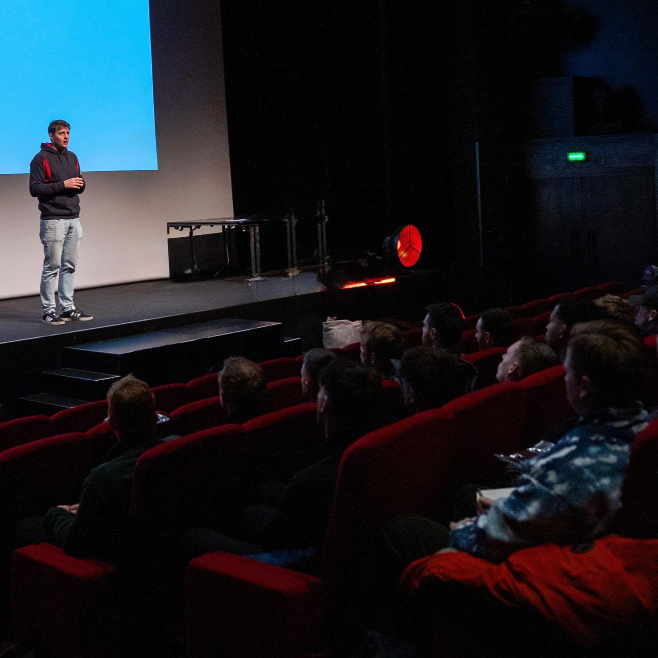A speech hub logo with two speech bubbles on a blue background.