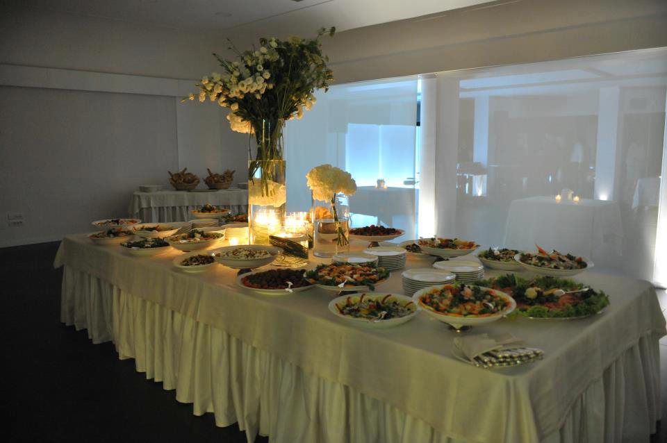 Tavola preparata per banchetto